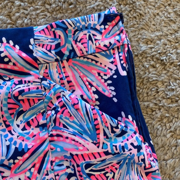 Lilly Pulitzer printed side zip shorts - Picture 2 of 6